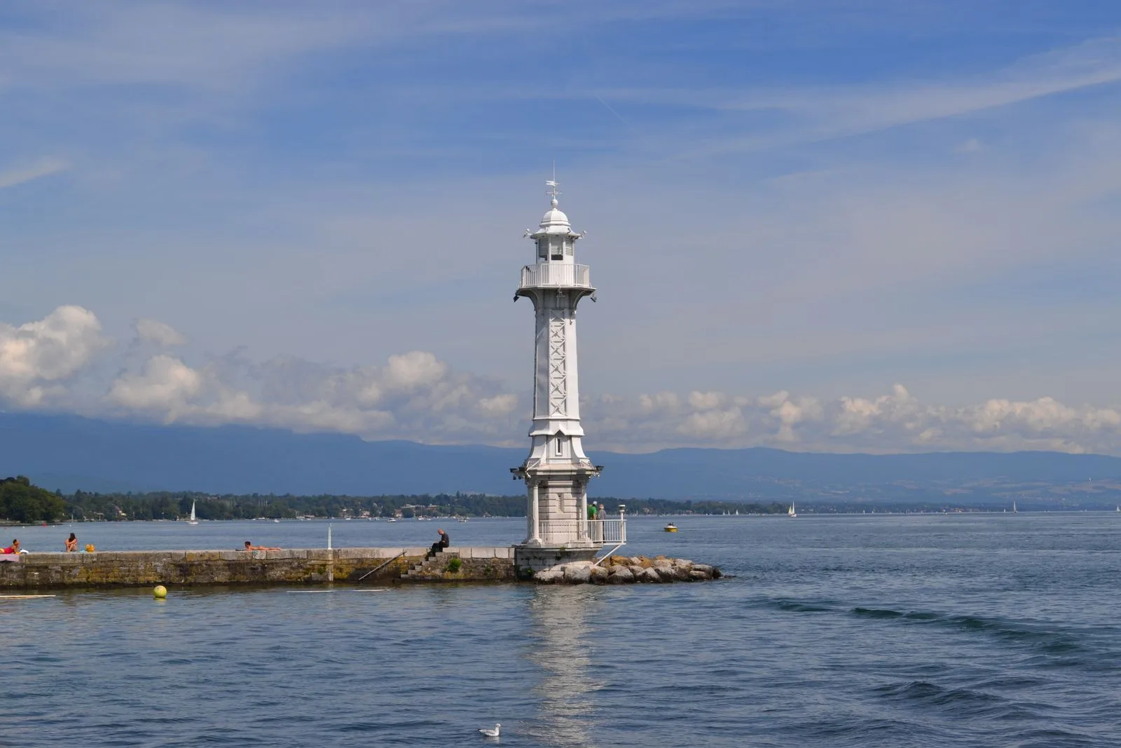 Le phare de la jetée des Bains des Pâquis, sur la rade de Genève