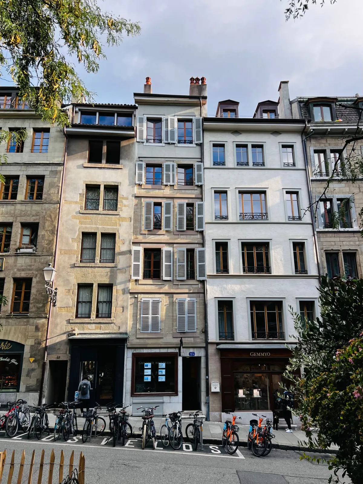 Façades anciennes et vélos dans la Vieille Ville de Genève