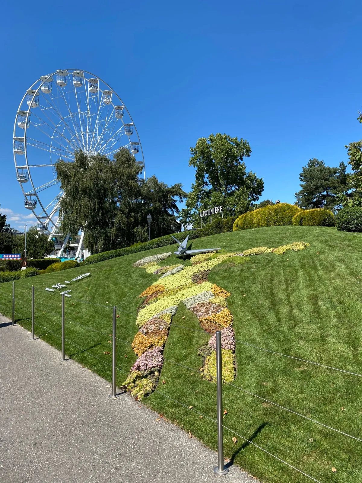L'Horloge fleurie du Jardin anglais et la grande roue de Genève
