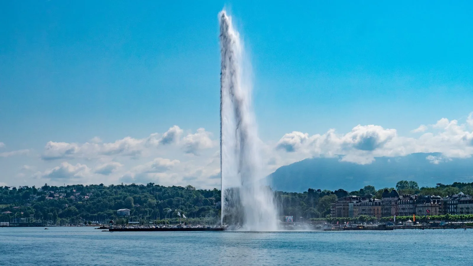 Le Jet d'eau de Genève au bout de sa jetée, dans la rade