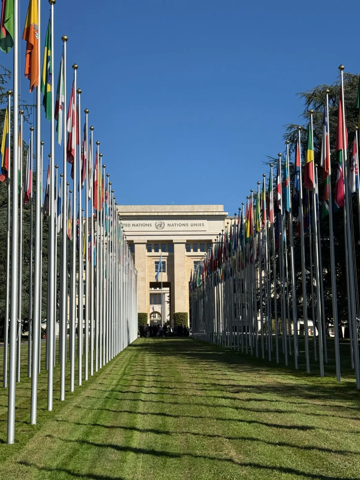 L'allée des drapeaux devant le Palais des Nations à Genève