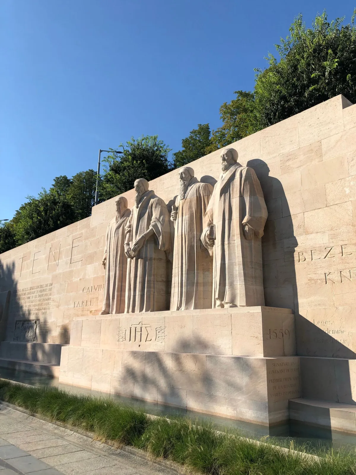 Les statues du Mur des Réformateurs au parc des Bastions