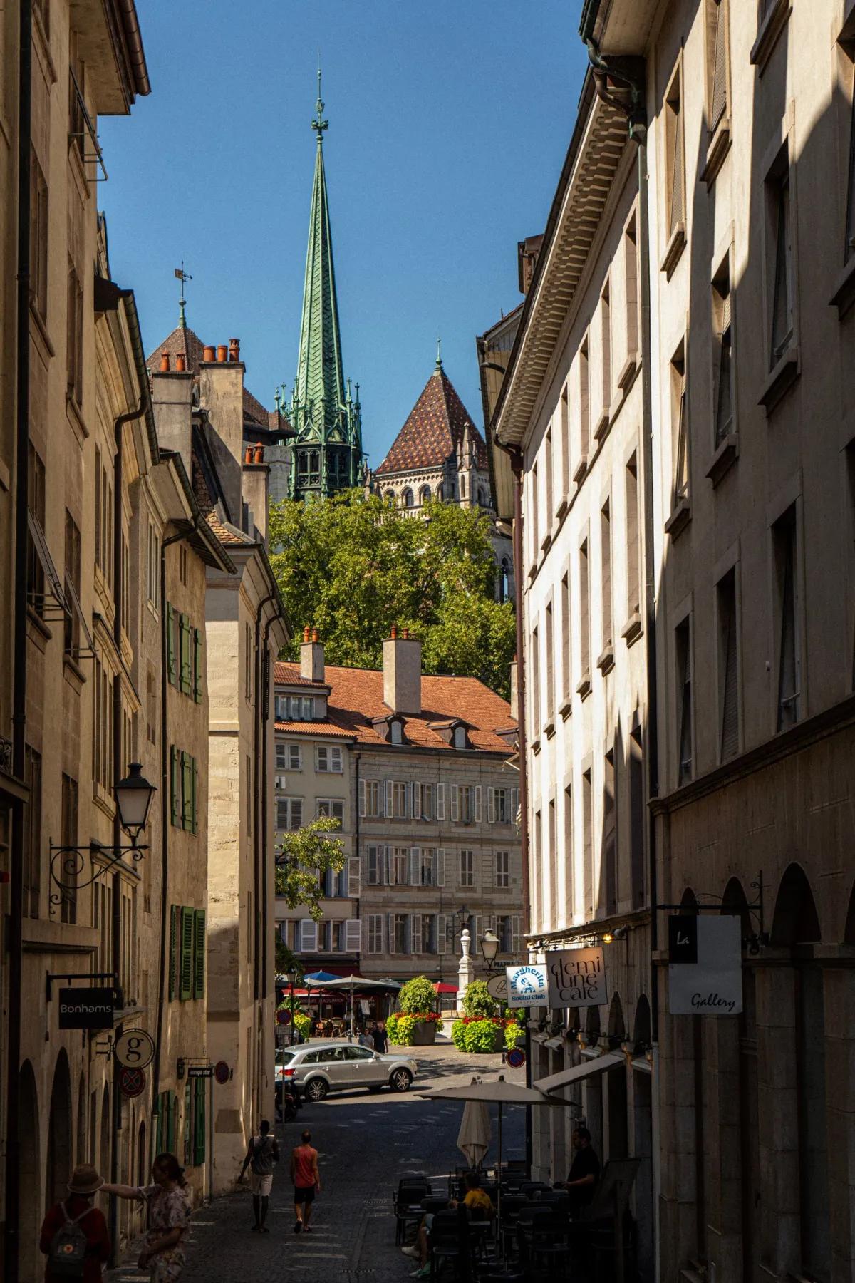 Ruelle de la Vieille Ville de Genève avec la flèche de Saint-Pierre en arrière-plan